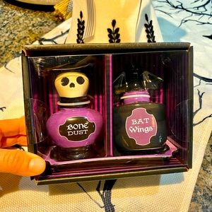 3 Piece Salt & Pepper Halloween Salt & Pepper Set. Bone Dust & Bat Wings! New!